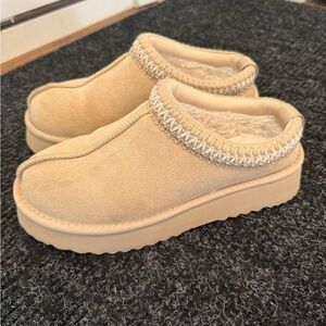 ✨Altar’d State Cloud Slippers✨